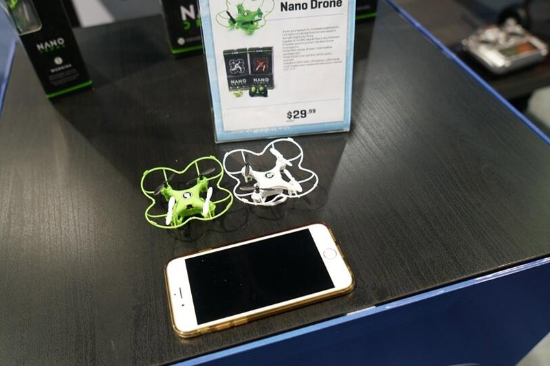 如果不是來到CES，你根本無法意識到，世界上有這么多公司在生產四軸無人飛行器。至少幾十家同類公司擠在一起。