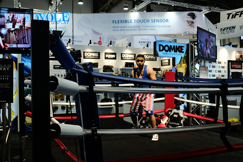 這家廠商在展館中搭建了一個拳擊臺，并找來個拳手，或許想說，我們產品特別硬氣?