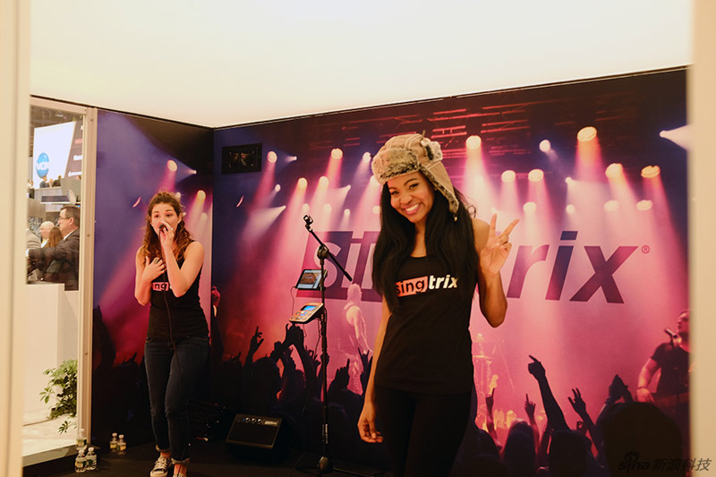 CES其實美女很少的，這家耳機廠商每年都能成為顏值代表。